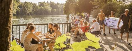 أخذ استراحة في Biergarten في Schlachtensee