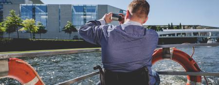 Person im Rollstuhl bei einer Bootstour in Berlin