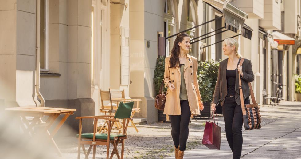 women shopping Kurfürstendamm