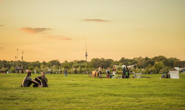 حقل "تيمبلهوفر فيلد" (Tempelhofer Feld)