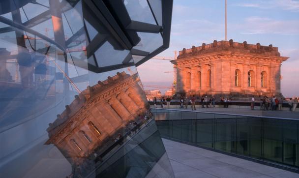 Reichstag在晚上光线的屋顶露台