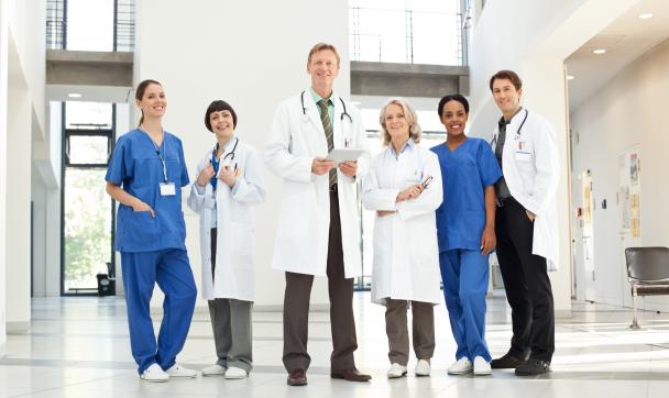 lekarze stojący razem w szpitalu