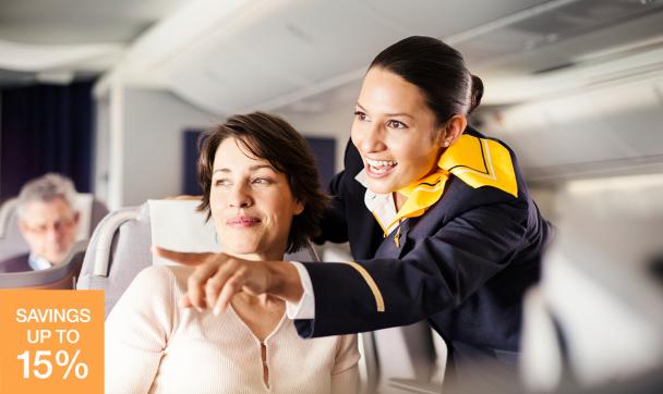 Stewardess Lufthansa in der Kabine