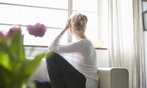 nachdenkliche Frau schaut aus dem Fenster