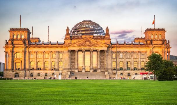 Parlament i budynek Reichstagu w Berlinie
