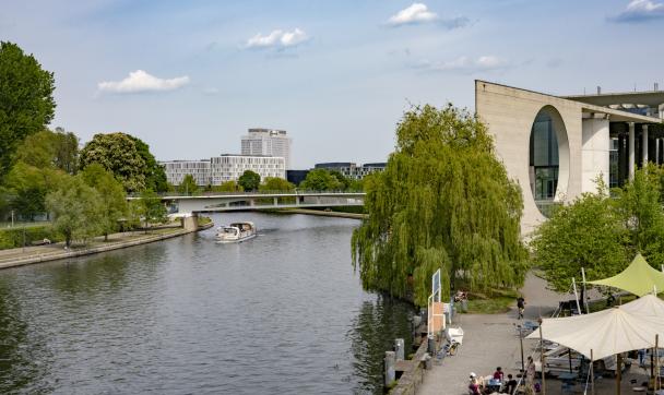Blick entlang der Berliner Spree auf Kanzleramt und Charite