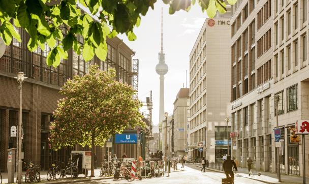 Berliner Fernsehturm zwischen Gebäuden