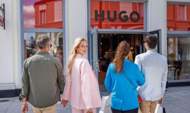 Gruppe junger Menschen beim Shoppen im Designer Outlet Berlin