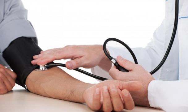 measuring blood pressure stethoscope
