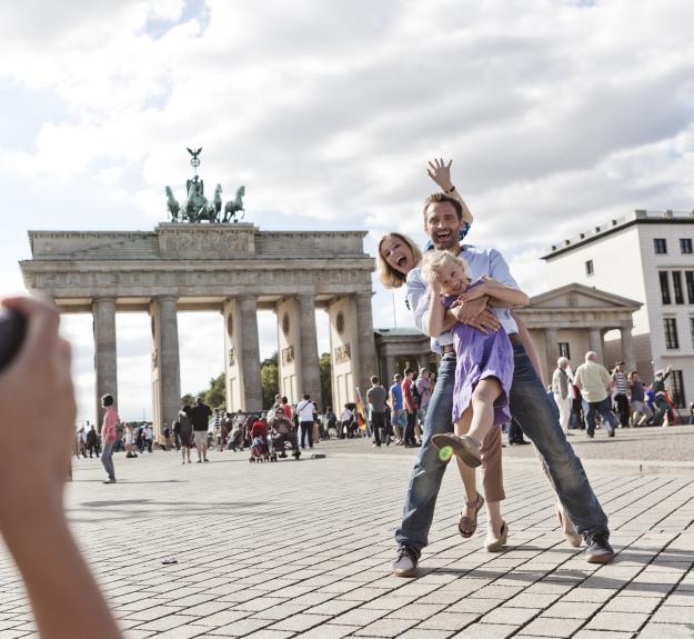 Familie vor dem Brandenburger Tor Berlin macht Fotos