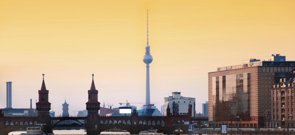 Oberbaumbrücke في برلين عند غروب الشمس