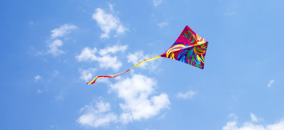 五颜六色的风筝在蓝蓝的天空