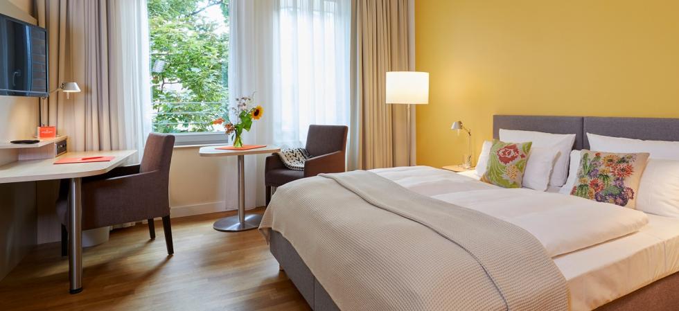 Doppelbett Schreibtisch Zimmer Flottwell Hotel