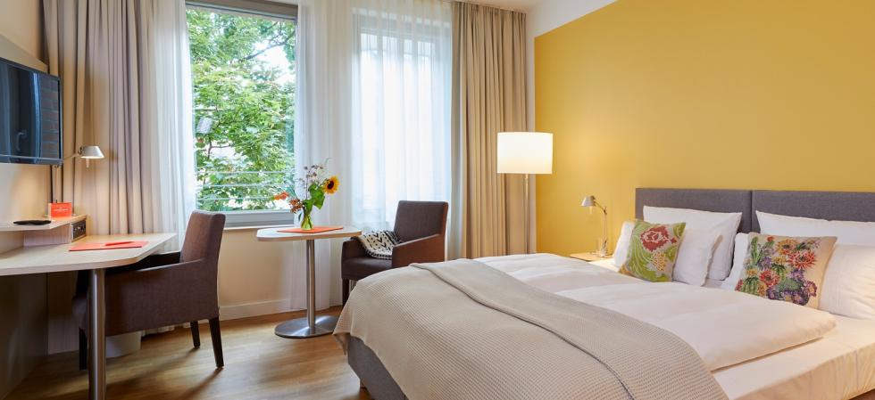 Doppelbett Schreibtisch Flottwell Hotel Berlin
