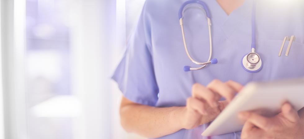 Krankenschwester hält tablet