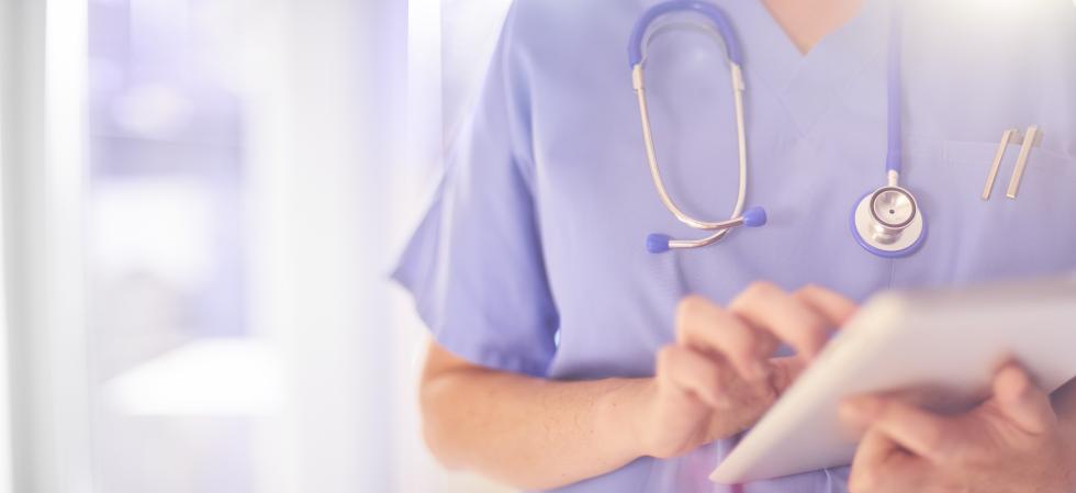 Krankenschwester mit tablet