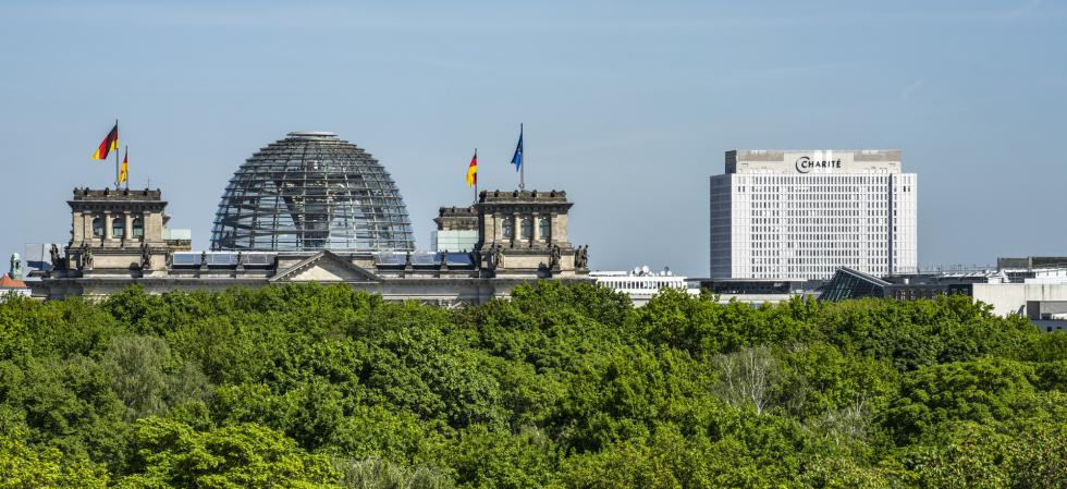 Blick über den Berliner Tiergarten Richtung Reichstag und Charité-Krankenhaus