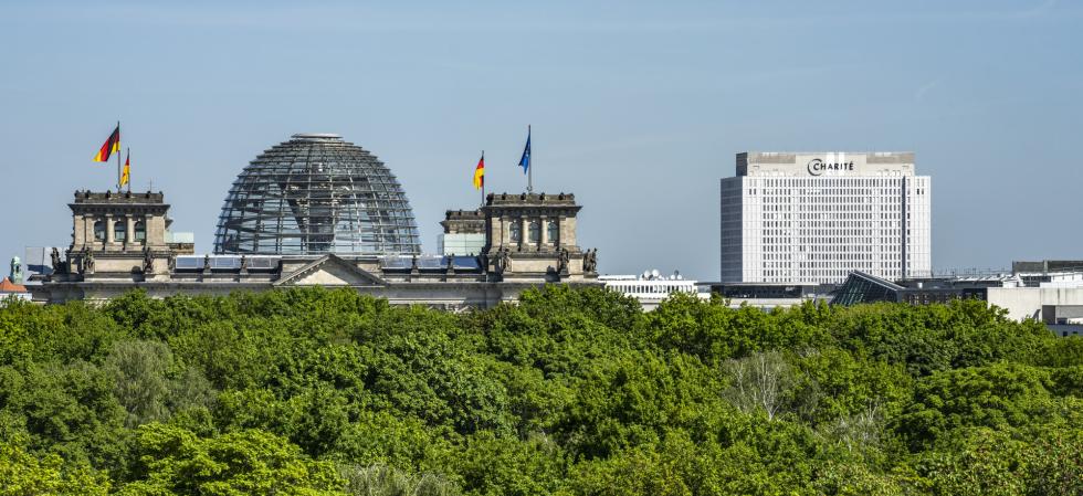 Blick über den Berliner Tiergarten Richtung Reichstag und Charité-Krankenhaus