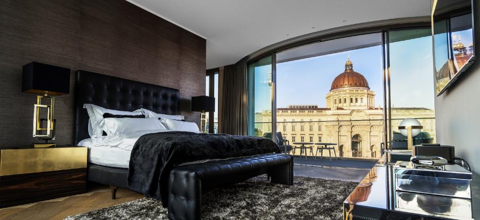 No3 Schinkelplatz bedroom with view of the Humboldt Forum