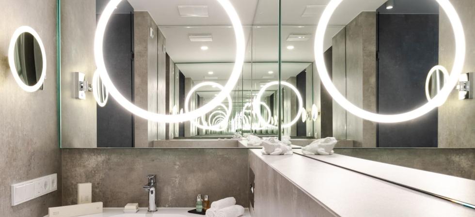 KPM Hotel, łazienka z lustrzaną ścianą