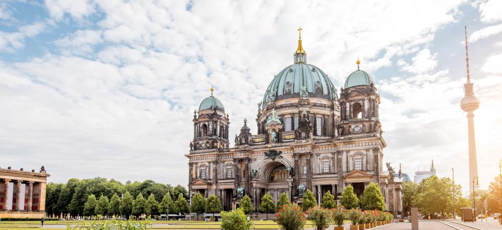 كاتدرائية برلين وبرج التلفزيون في ضوء الشمس