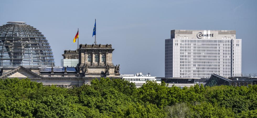 Панорамный вид на Берлин с Рейхстагом и больницей Шарите