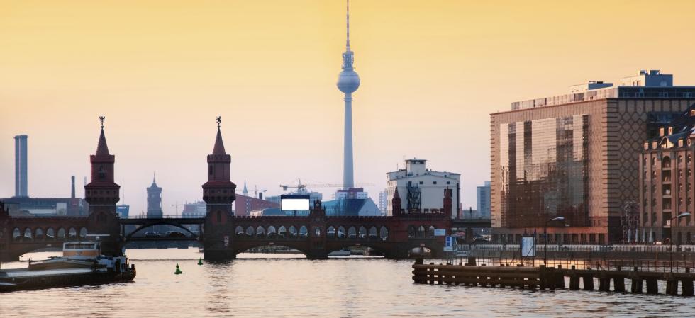 Oberbaumbrücke في برلين عند غروب الشمس