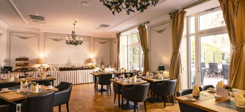 Frühstücksbereich mit Blick in den Innenhof im Hotel Louisa's Place in Berlin