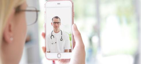 病人通过她的iphone在视频咨询中与医生交谈