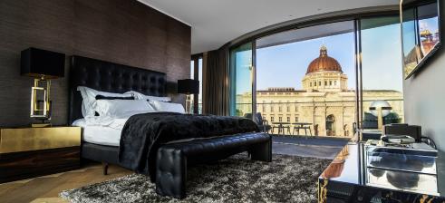 No3 Schinkelplatz bedroom with view of the Humboldt Forum