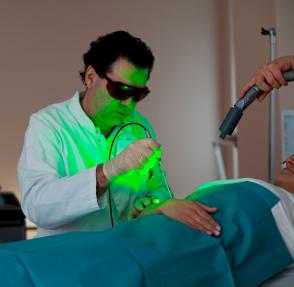 Evangelische Elisabeth Klinik, Dr. Philipp während einer Laserbehandlung