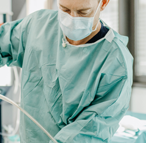 Dr. Labschies im Operationssaal