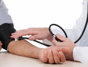 Arzt Blutdruck messen Stethoskop